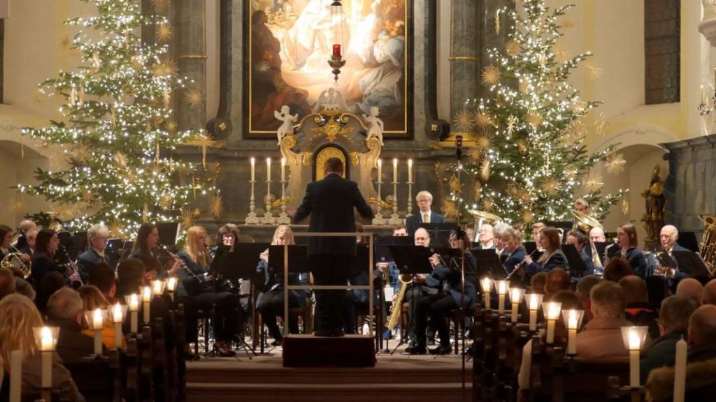 Musiker spielen in einer beleuchteten Kirche